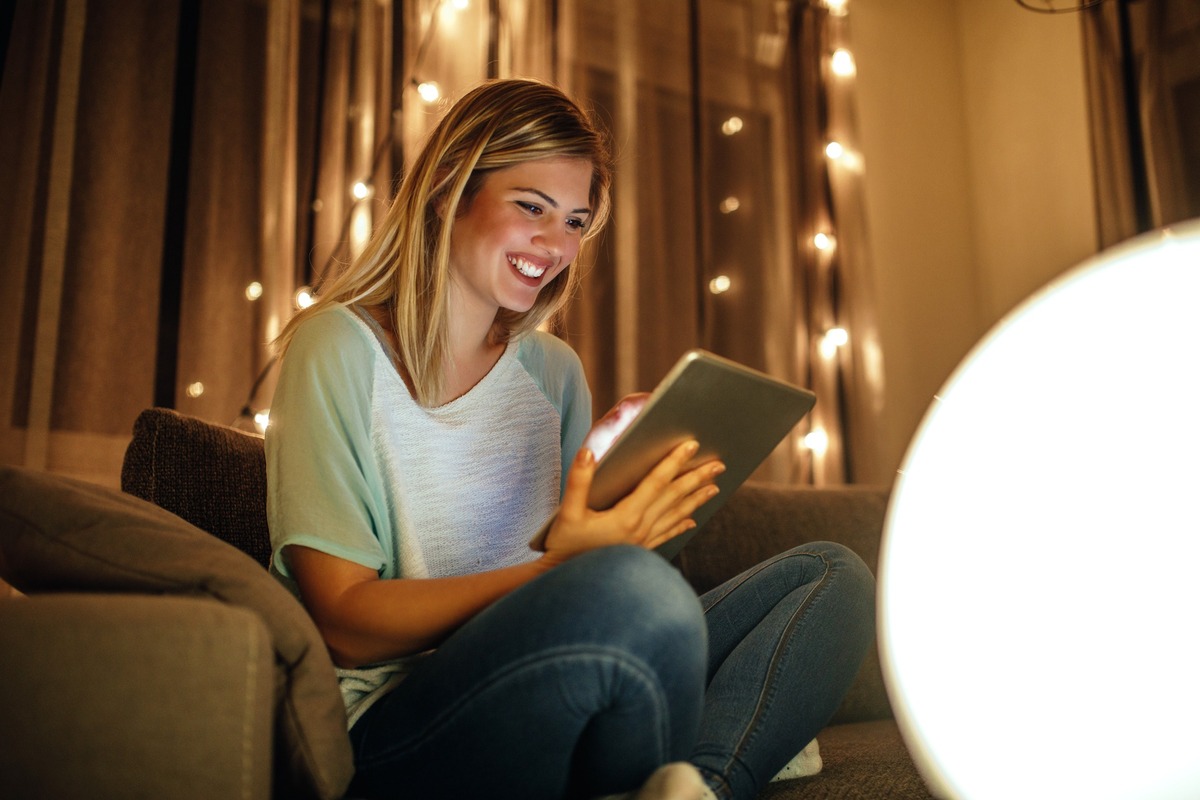 mujer iluminada con tablet